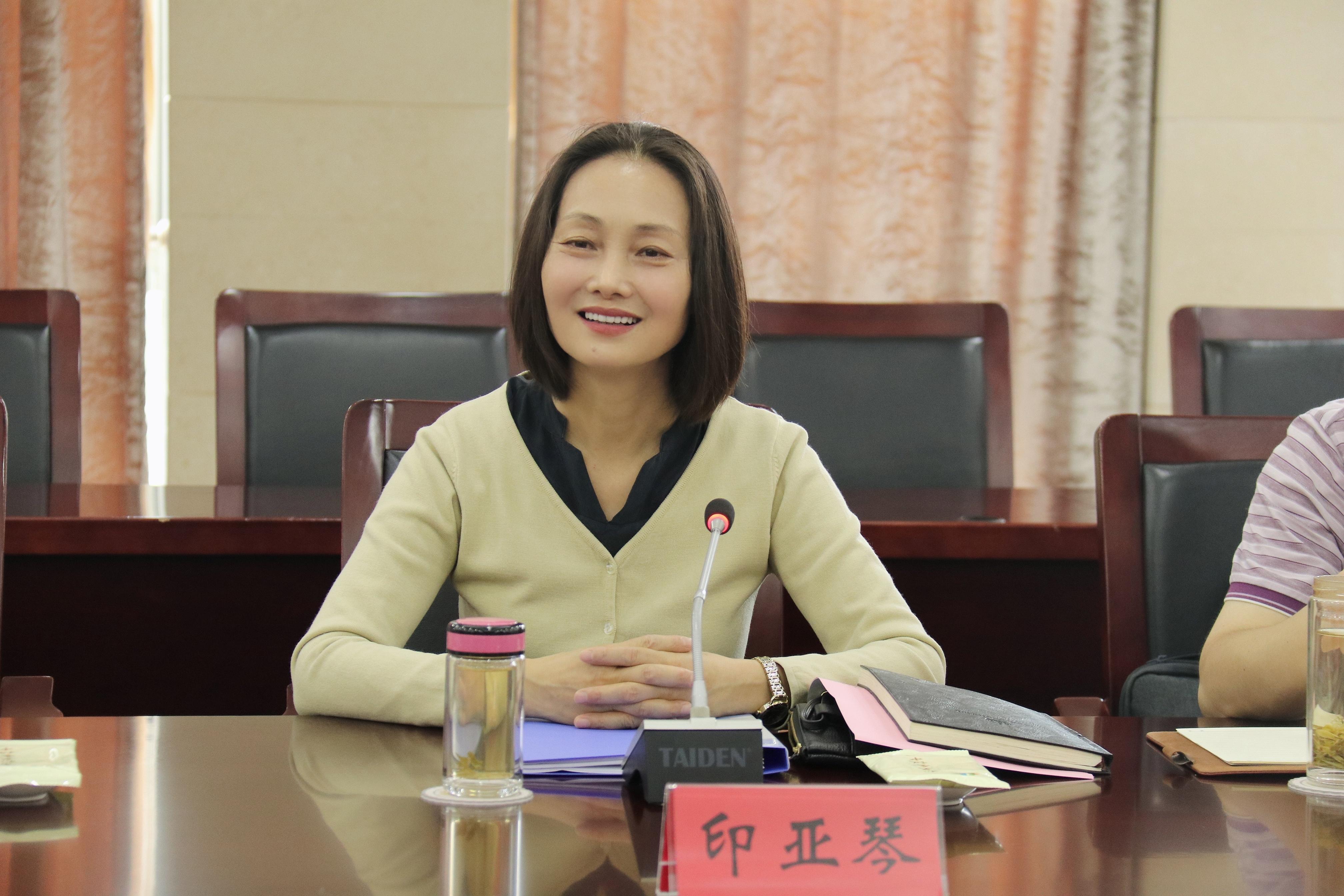 印亚琴局长主持座谈会并交流医保工作.jpg
